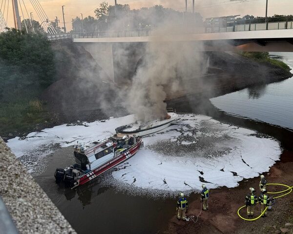 Nach Brand in der Elbe: Yachtwrack erfolgreich geborgen / Erforderliche Fahrrinnentiefe erreicht