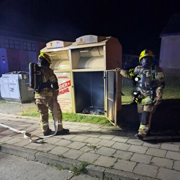 Feuerwehr im Einsatz: Altkleidercontainer brennt im Ortsteil Randau-Calenberge