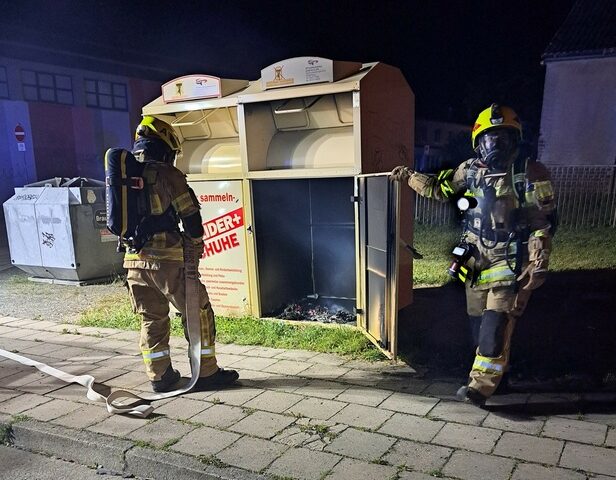 Feuerwehr im Einsatz: Altkleidercontainer brennt im Ortsteil Randau-Calenberge