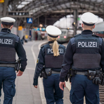 Für ein Wochenende: Mehr Polizei an großen Bahnhöfen