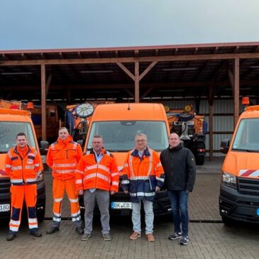 Landkreis Börde nimmt drei neue Ersatzfahrzeuge für den Wegebau in Empfang