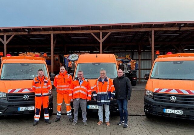 Landkreis Börde nimmt drei neue Ersatzfahrzeuge für den Wegebau in Empfang