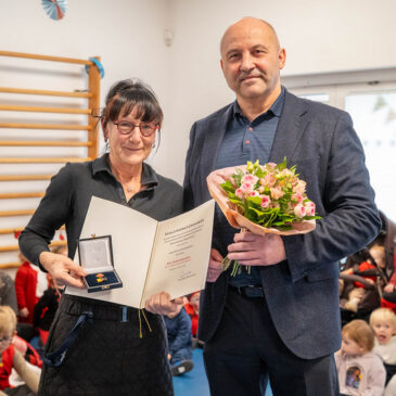 Evelyn Rosenberger für langjähriges Engagement mit Ehrennadel des Landes Sachsen-Anhalt geehrt / Beigeordneter würdigte Leiterin der Kita „Marienkäfer“