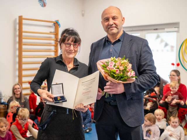 Evelyn Rosenberger für langjähriges Engagement mit Ehrennadel des Landes Sachsen-Anhalt geehrt / Beigeordneter würdigte Leiterin der Kita „Marienkäfer“