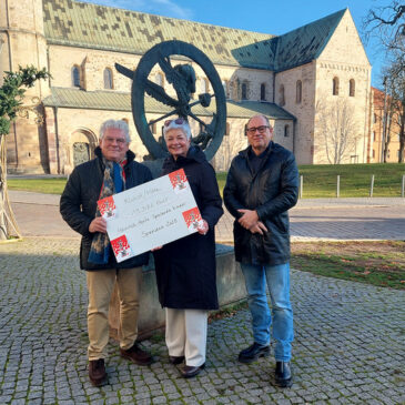 Kunstverein übergibt Spendenerlös zur Wiederherstellung des Apel-Brunnens „Spielende Kinder“