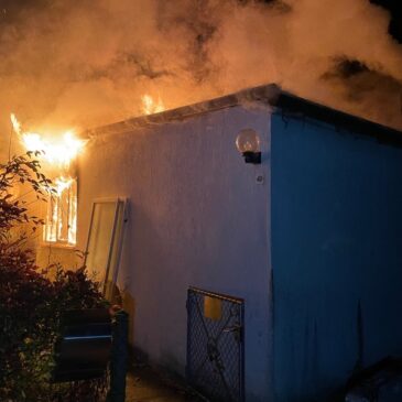 Feuerwehr im Einsatz: Gartenlaube brennt in Halberstadt