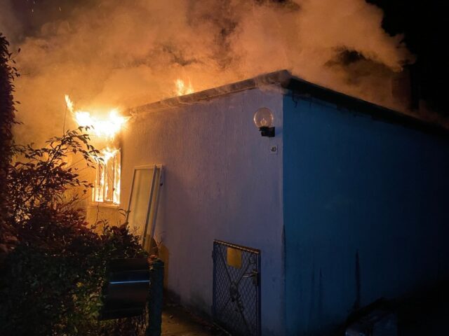 Feuerwehr im Einsatz: Gartenlaube brennt in Halberstadt