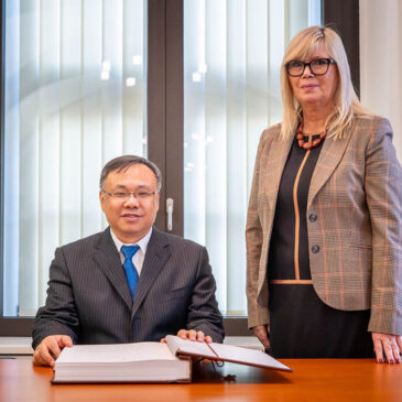 Harbins Oberbürgermeister Wang Hesheng trug sich in das Goldene Buch der Landeshauptstadt ein / Simone Borris empfing Delegation aus Partnerstadt im Alten Rathaus