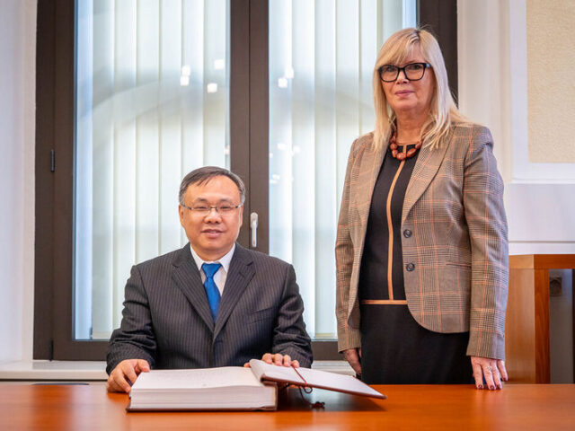 Harbins Oberbürgermeister Wang Hesheng trug sich in das Goldene Buch der Landeshauptstadt ein / Simone Borris empfing Delegation aus Partnerstadt im Alten Rathaus