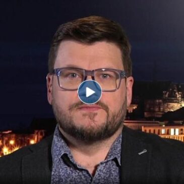 Lars Frohmüller, MDR, mit Informationen zum Weihnachtsmarkt in Magdeburg