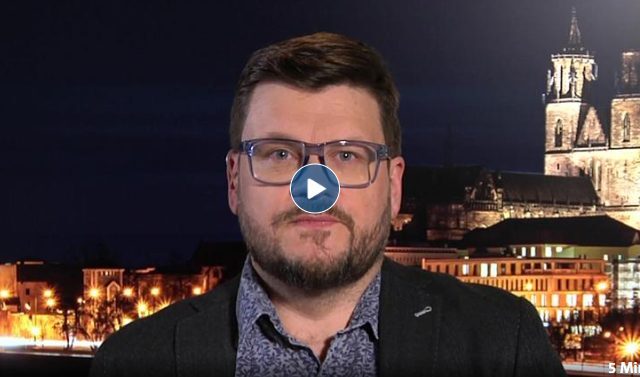 Lars Frohmüller, MDR, mit Informationen zum Weihnachtsmarkt in Magdeburg