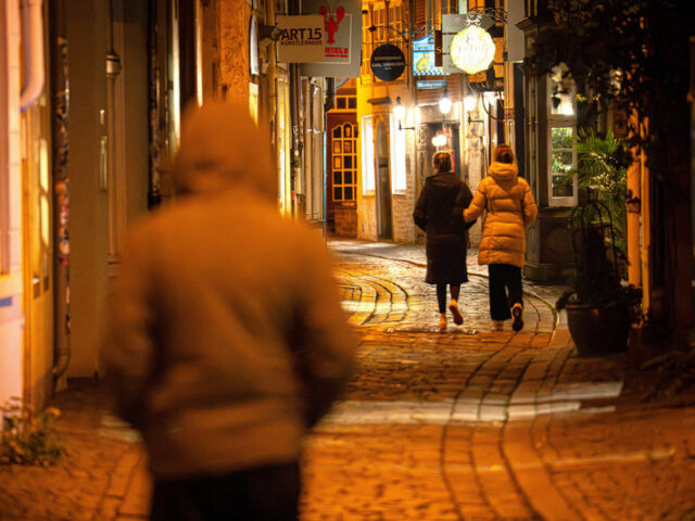 ARD-DeutschlandTREND: Die eine Hälfte der Deutschen fühlt sich sicher, die andere nicht