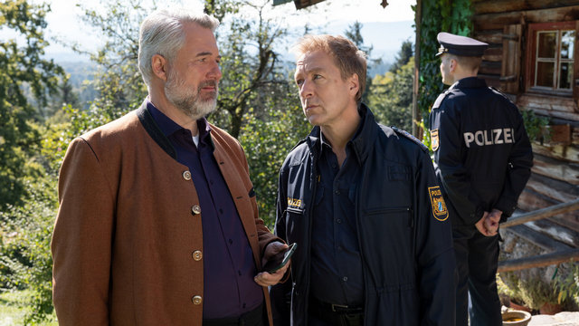Krimiserie: Die Rosenheim-Cops – Ein Diener zweier Herren (ZDF 19:25 – 20:15 Uhr)