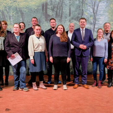 Forstminister Sven Schulze überreicht Zertifikate für Waldpädagogik