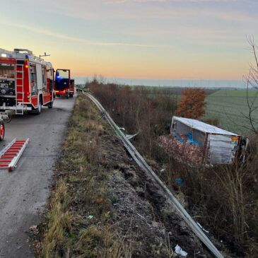 Heute auf der A2: Lkw rutscht nach Sekundenschlaf in den Graben