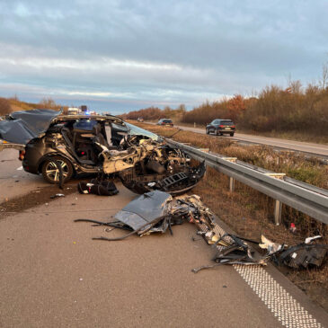A14: Lkw rutscht nach Sekundenschlaf in den Graben / Ergänzungsmeldung: Folgeunfall am Stauende