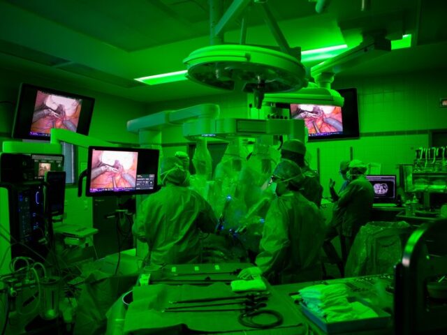 Universitätsmedizin Magdeburg setzt neue Maßstäbe: Modernstes da Vinci 5 Operationssystem im Einsatz