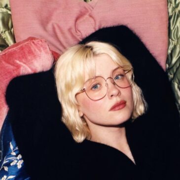 Maisie Peters mit ihrer neuen Single „Say My Name In Your Sleep“