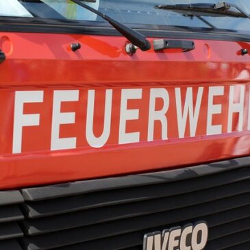 Feuewehr im Einsatz: Brand in Mehrfamilienhaus