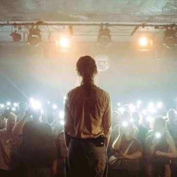 Fiora veröffentlicht ihre neue Single “Home/Daheim” (Live)