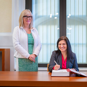 Generalkonsulin der Vereinigten Staaten von Amerika trug sich in das Gästebuch der Landeshauptstadt ein