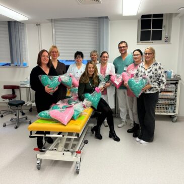 ÖSA-Mitarbeiterinnen übergeben Herzkissen an Krebs erkrankte Frauen