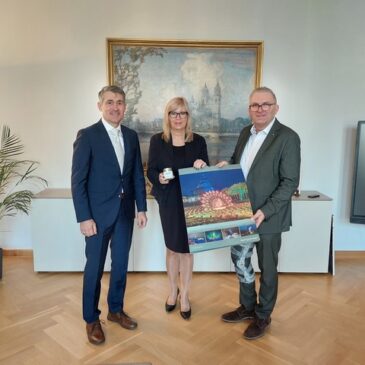 „Grüne Oasen“ als Dankeschön / ÖSA-Kalenderübergabe an Magdeburgs Oberbürgermeisterin Simone Borris