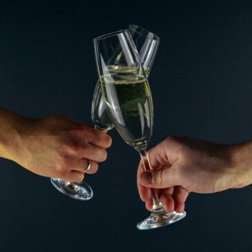 36 Gläser Sekt und Co. hat jede Person ab 16 Jahren 2024 im Schnitt getrunken