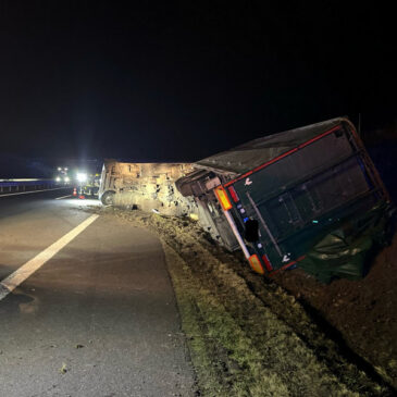Verkehrsunfall mit Hühnertransport auf A36