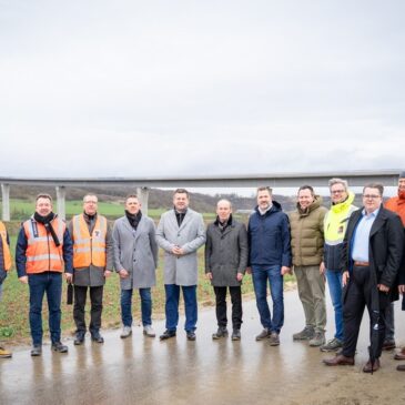 Infrastruktur im Fokus: Bauwirtschaft und Ministerpräsident Schulze im Gespräch auf der Baustelle der B 87