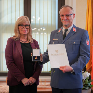 Mario Großmann für langjähriges Engagement mit Ehrennadel des Landes Sachsen-Anhalt geehrt / Oberbürgermeisterin würdigte Mitglied des Rettungsdienstes Magdeburg