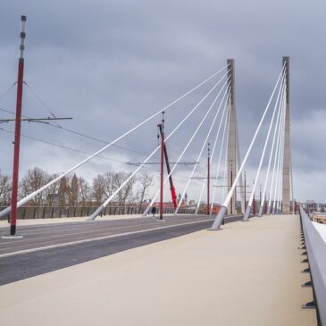 Kaiser-Otto-Brücke erstrahlt am Wochenende blau-weiß / Funktionstests für bunte Beleuchtung