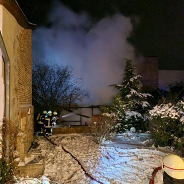 Feuerwehr im Einsatz: Hühnerstall brennt in Weddersleben