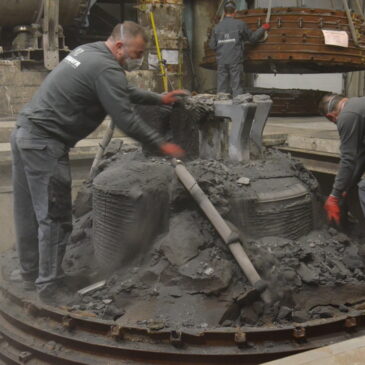 Zweitgrößte Glocke Deutschlands für den Magdeburger Dom ausgepackt / Abheben des Mantels erfolgreich verlaufen
