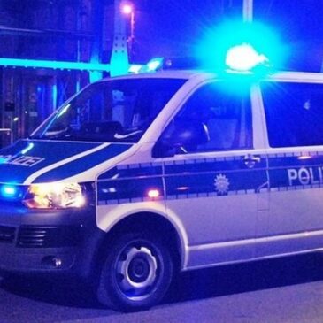 Unter Alkoholeinfluss: 34-Jährige und 30-Jähriger greifen Helfende an