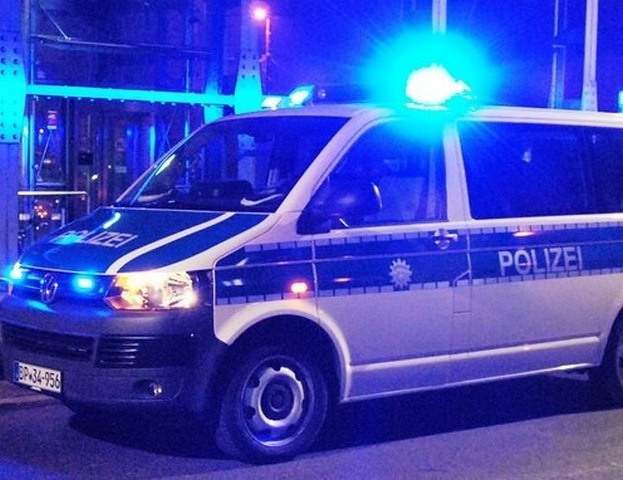 Unter Alkoholeinfluss: 34-Jährige und 30-Jähriger greifen Helfende an