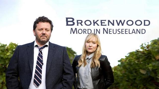 Brokenwood – Mord in Neuseeland: Von der Wiege bis ins Grab (Das Erste  21:45 – 23:20 Uhr)