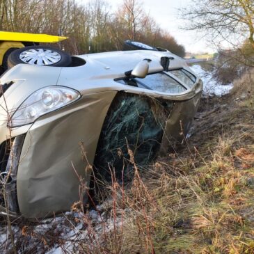 K1226: Fahrzeug landet im Straßengraben