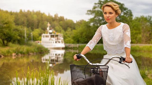 Aus der Herzkino-Reihe Inga Lindström: Die Braut vom Götakanal (ZDF 13:40 – 15:10 Uhr)