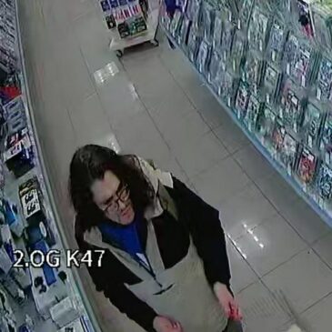 Drogerie im Breiten Weg: Polizei sucht mit Fotos nach Ladendieb