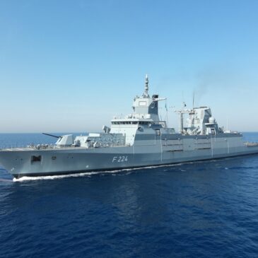 Ministerpräsident Sven Schulze bei Rückkehr der Fregatte „Sachsen-Anhalt“ von Auslandseinsatz / Fahnenband wird überreicht