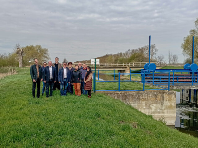 Mehr Wasserrückhalt im „Großen Bruch“: Staatssekretär Eichner übergibt Förderung