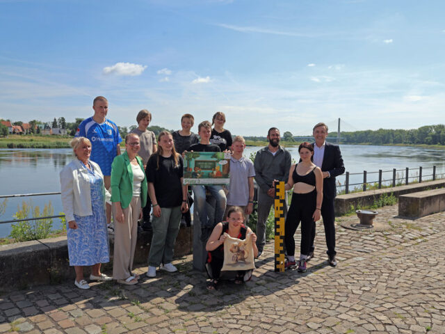 Projekttag mit Sandsäcken und Rekordpegel: Wünsch zeichnet Schönebecker Schüler aus