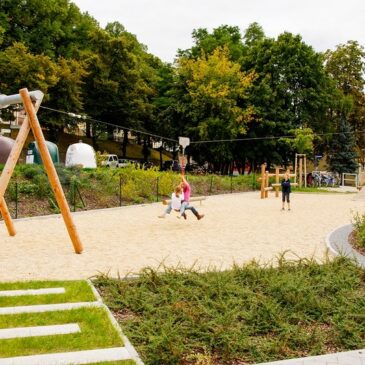 Oberbürgermeisterin kickt zur Spielplatzeröffnung am Hohefeld-Privatweg mit Kindern in die Ferien / Landeshauptstadt investierte 375.000 Euro in Puppendorf