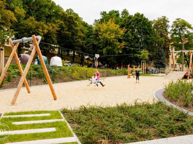 Oberbürgermeisterin kickt zur Spielplatzeröffnung am Hohefeld-Privatweg mit Kindern in die Ferien / Landeshauptstadt investierte 375.000 Euro in Puppendorf