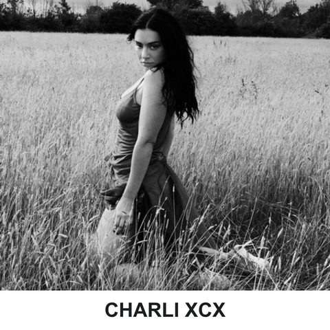 Charli xcx präsentiert ihre neue Single „Wink Wink“