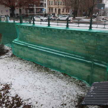 Stützmauer mit grünem Netz bedeckt / Instandsetzung nahe der Anna-Ebert-Brücke