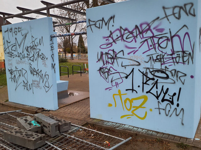 Spielplatz in Ottersleben noch vor Eröffnung massiv durch Vandalismus beschädigt / 10.000 Euro Schaden auf Fläche im Knochenpark