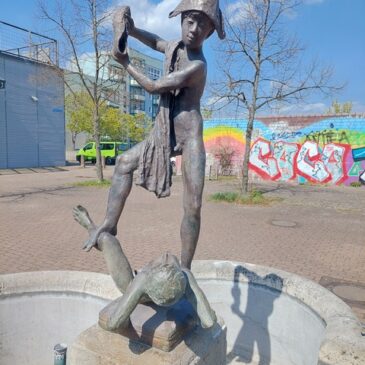 Apel-Brunnen „Spielende Kinder“ von Heinrich Apel wiederhergestellt / Oberbürgermeisterin dank für Engagement