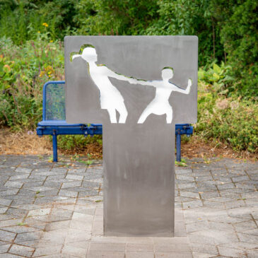 Erinnerungsstele ersetzt künftig die Bronzeplastik „Spielende Kinder“ am Magdeburger Schleinufer / Rekonstruktion des Kunstwerks nach Zerstörung nicht möglich